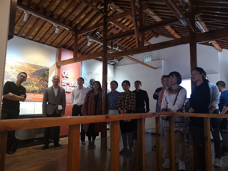 區(qū)城建投黨支部開展革命傳統(tǒng)教育“緬懷先烈、重溫誓詞”主題黨日活動