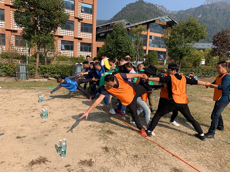 不忘初心、繼續(xù)前行、同心同行、勇攀高峰——屯溪城建投公司開(kāi)展“不忘初心、牢記使命”主題教育素質(zhì)拓展訓(xùn)練