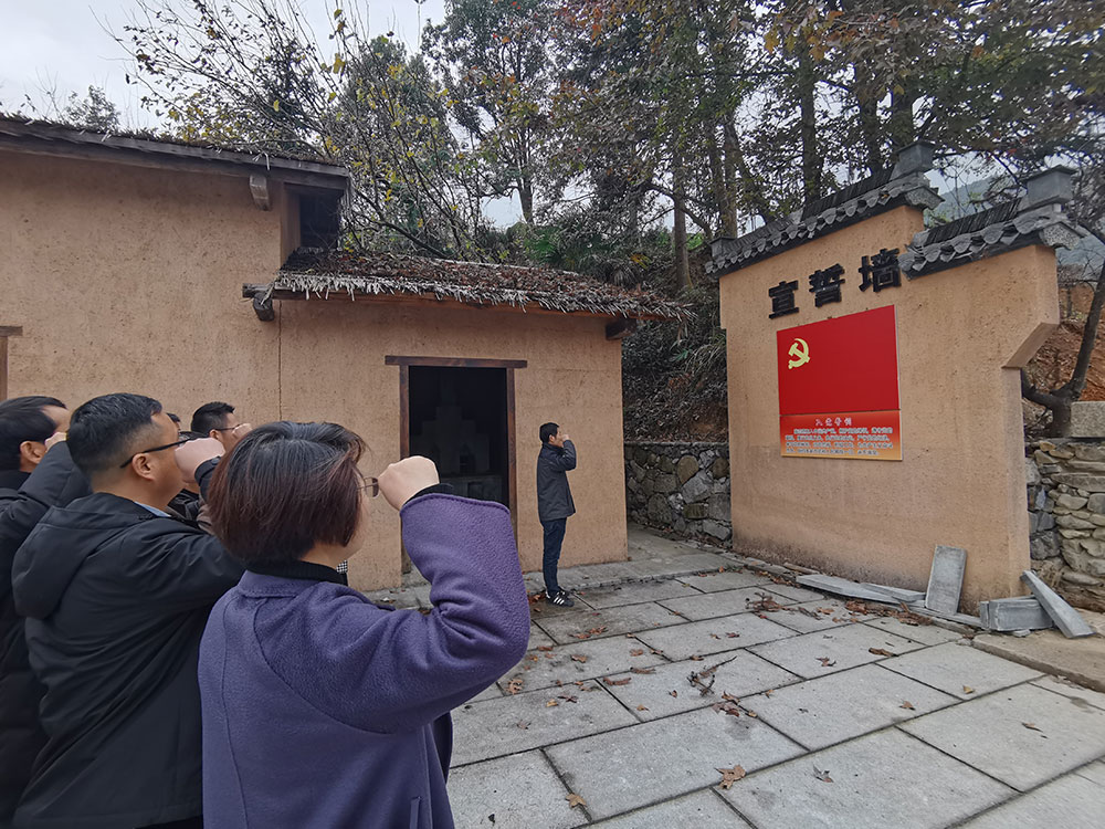 屯溪城建投公司黨支部開展“走進(jìn)紅色記憶、傳承初心使命”主題黨日活動(dòng)