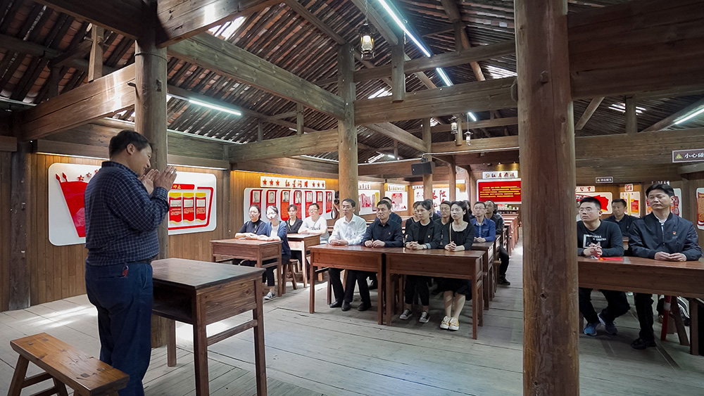 屯溪區(qū)國投集團開展學(xué)黨史、祭英烈主題黨日活動