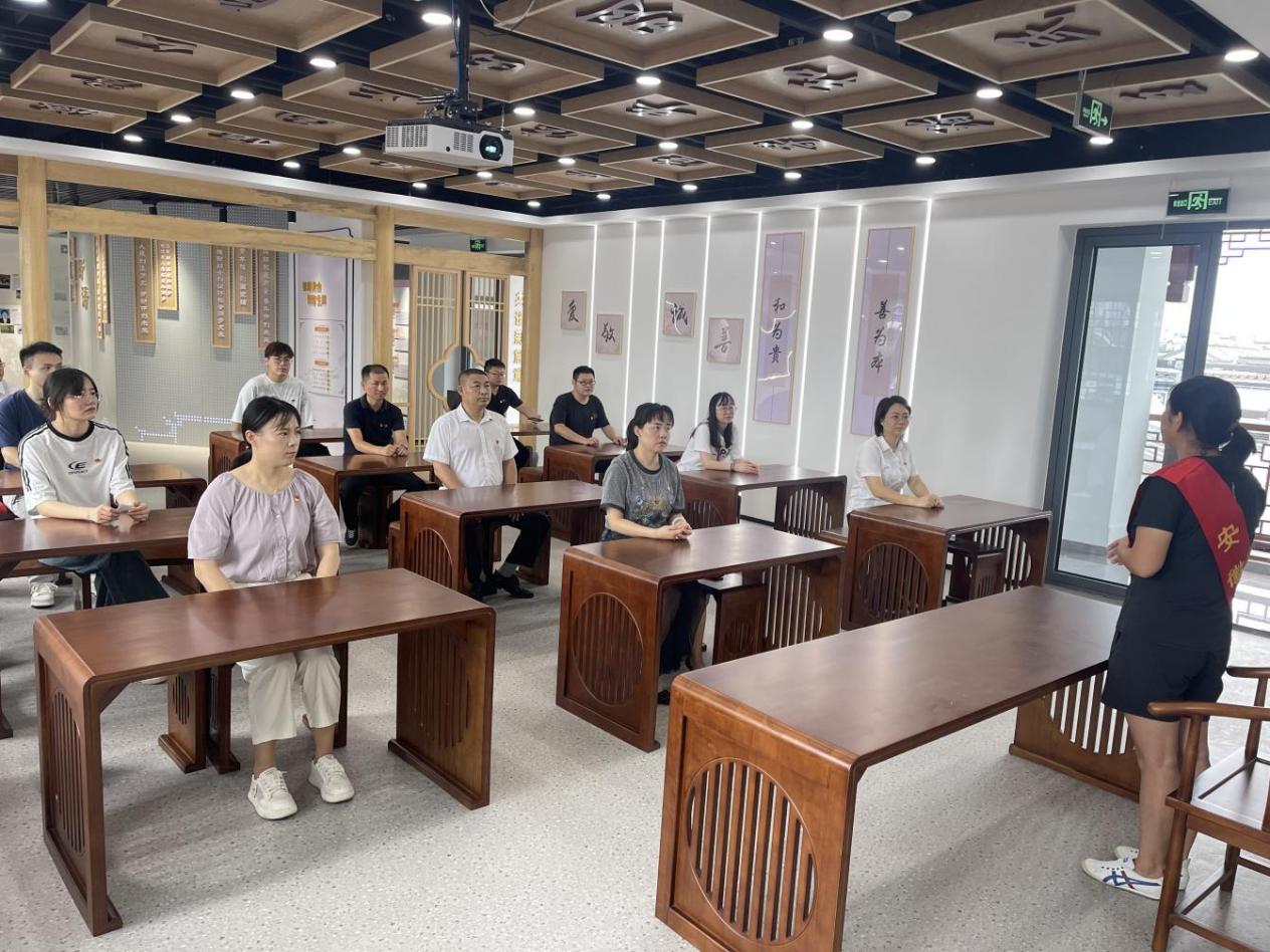 見(jiàn)賢思齊學(xué)楷模，崇德向善做好人——區(qū)國(guó)投集團(tuán)黨委開(kāi)展8月份主題黨日活動(dòng)